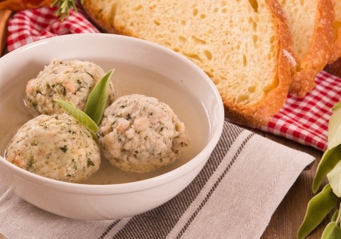 Canederli in brodo di manzo: la ricetta tradizionale per prepararli